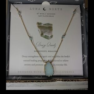 Beautiful new necklace, does not come with box, very pretty stone
